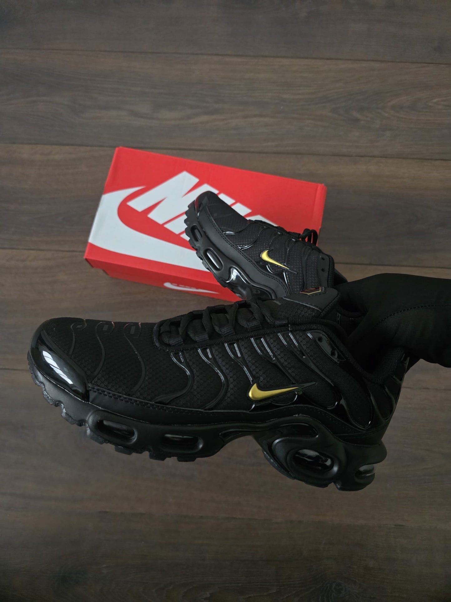 TN NEGRA LOGO ORO