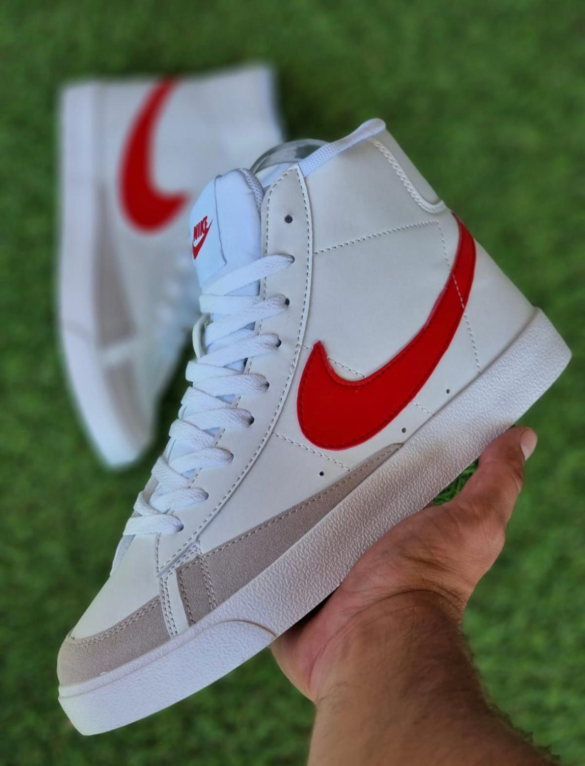 Blazer logo rojo